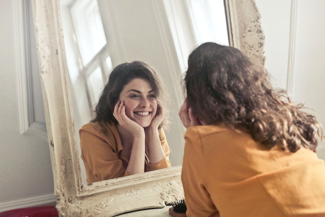 narcissist person looking in mirror