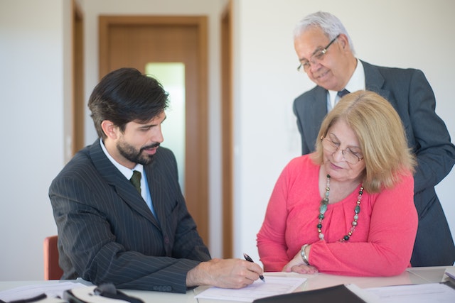 divorce couple looking at retirement